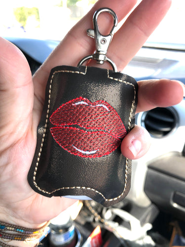 Glossy Lips Hand Sanitizer Holder Snap Tab Version Dans le projet de broderie Hoop 1 oz BBW pour cerceaux 5x7