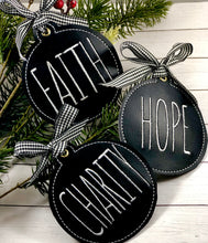 Ensemble de QUATRE ornements de Noël Farmhouse FAITH, HOPE, CHARITY et LOVE pour cerceaux 4x4