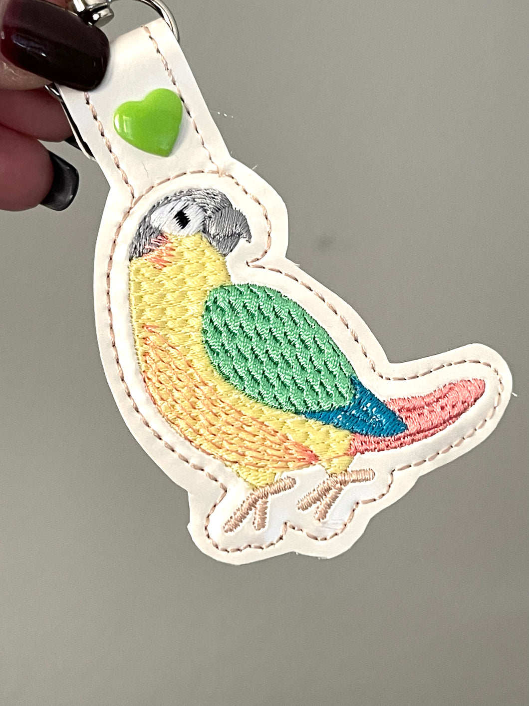 Green Cheek Conure Parakeet Snap Tab en el diseño de bordado del aro