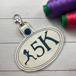 Pestaña a presión 5K Running Girl - Diseño de bordado de etiqueta de mochila/llavero