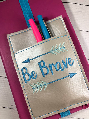 Be Brave Pen Pocket en el diseño de bordado del aro (ITH)
