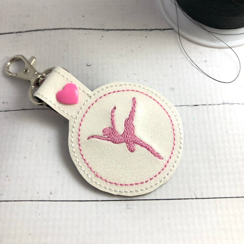 Pestaña de ajuste Dancer Girl -Ballerina Keyfob ITH Diseño de bordado