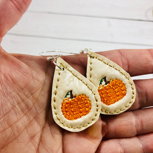 Conception de broderie de boucles d’oreilles en forme de larme de citrouille