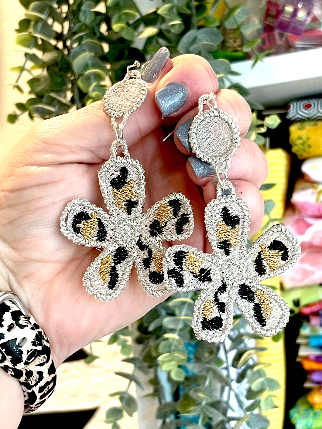 Boucles d’oreilles FSL Leopard Print Big Daisy Dangles - Boucles d’oreilles en dentelle autoportantes dans le cerceau