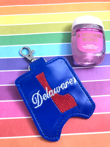 Delaware Hand Sanitizer Holder Snap Tab Version Dans le projet de broderie Hoop 1 oz BBW pour cerceaux 5x7