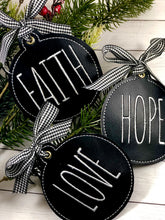 Ensemble de QUATRE ornements de Noël Farmhouse FAITH, HOPE, CHARITY et LOVE pour cerceaux 4x4