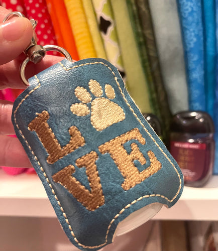 Love Paw Print Hand Sanitizer Holder Snap Tab Version Dans le projet de broderie Hoop 1 oz BBW pour cerceaux 5x7