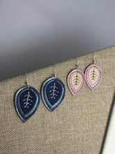 Diseño de bordado de pendientes de hojas con estilo para vinilo y cuero