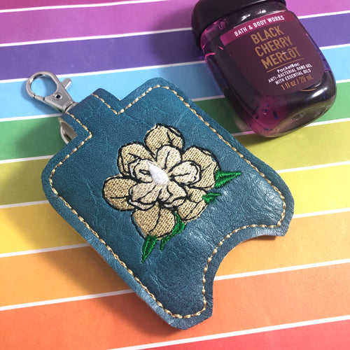 Magnolia Hand Sanitizer Holder Versión Snap Tab en el proyecto de bordado de aro 1 oz BBW para aros 5x7