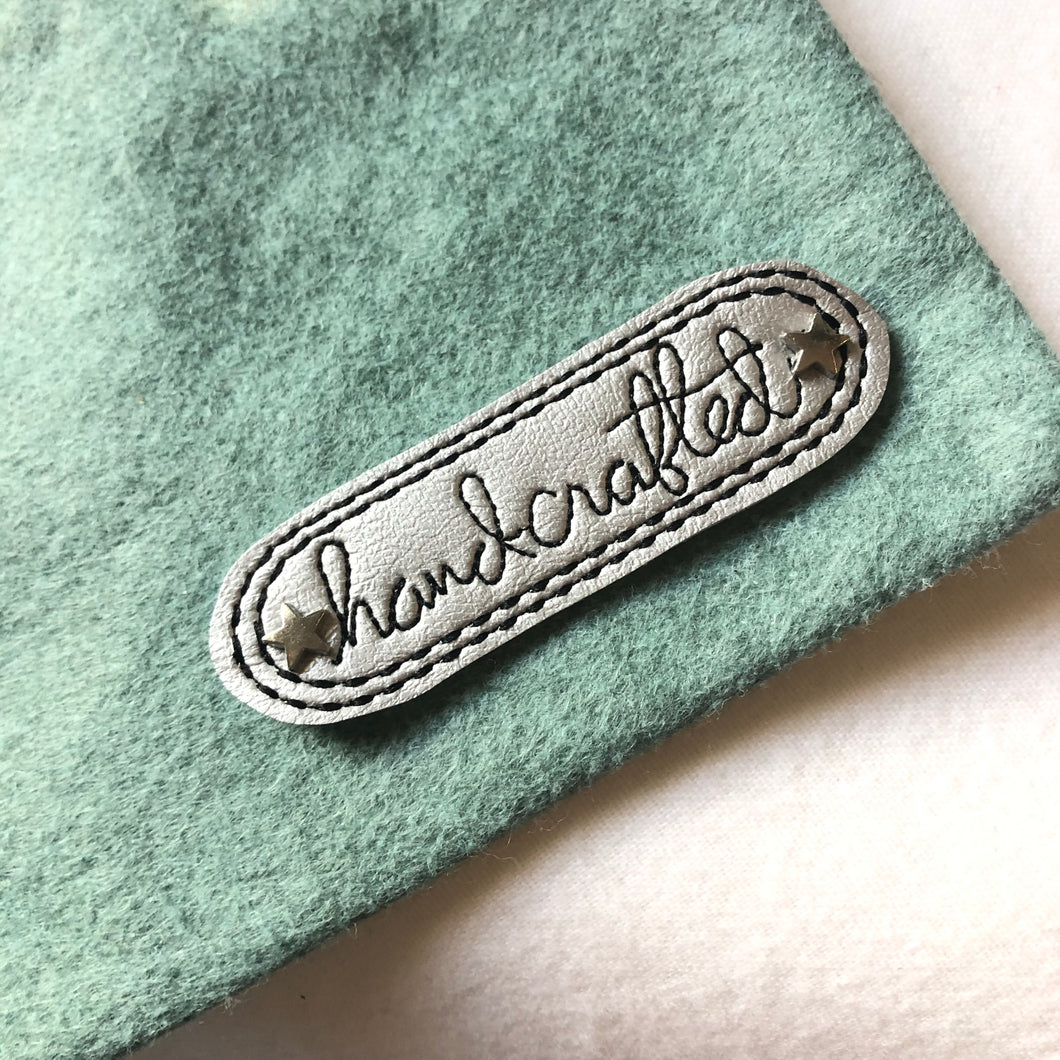 Diseño de bordado Mini Patch con letras hechas a mano