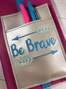 Be Brave Pen Pocket en el diseño de bordado del aro (ITH)