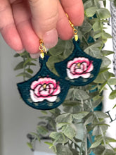 Boucles d’oreilles Peonies Chandelier FSL - Boucles d’oreilles en dentelle autoportantes In the Hoop