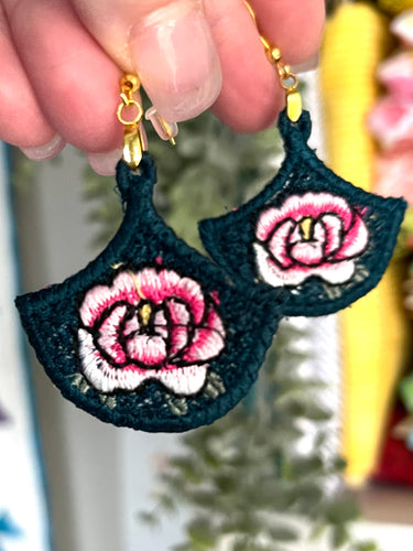 Boucles d’oreilles Peonies Chandelier FSL - Boucles d’oreilles en dentelle autoportantes In the Hoop