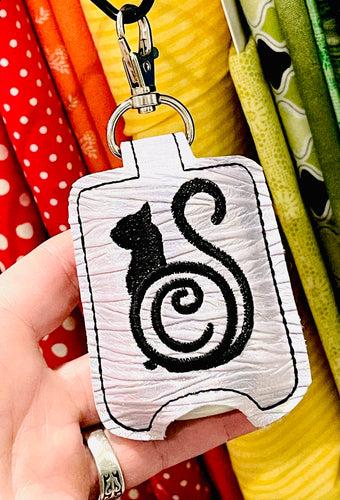 Cat Monogram Hand Sanitizer Holder Snap Tab Versión en el proyecto de bordado de aro 1 oz BBW para aros 5x7