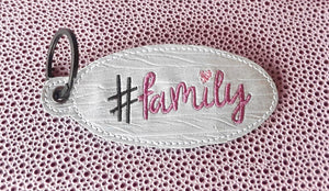 Étiquette à œillets Hashtag FAMILY
