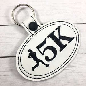 Pestaña a presión 5K Running Boy - Diseño de bordado de etiqueta de mochila/llavero
