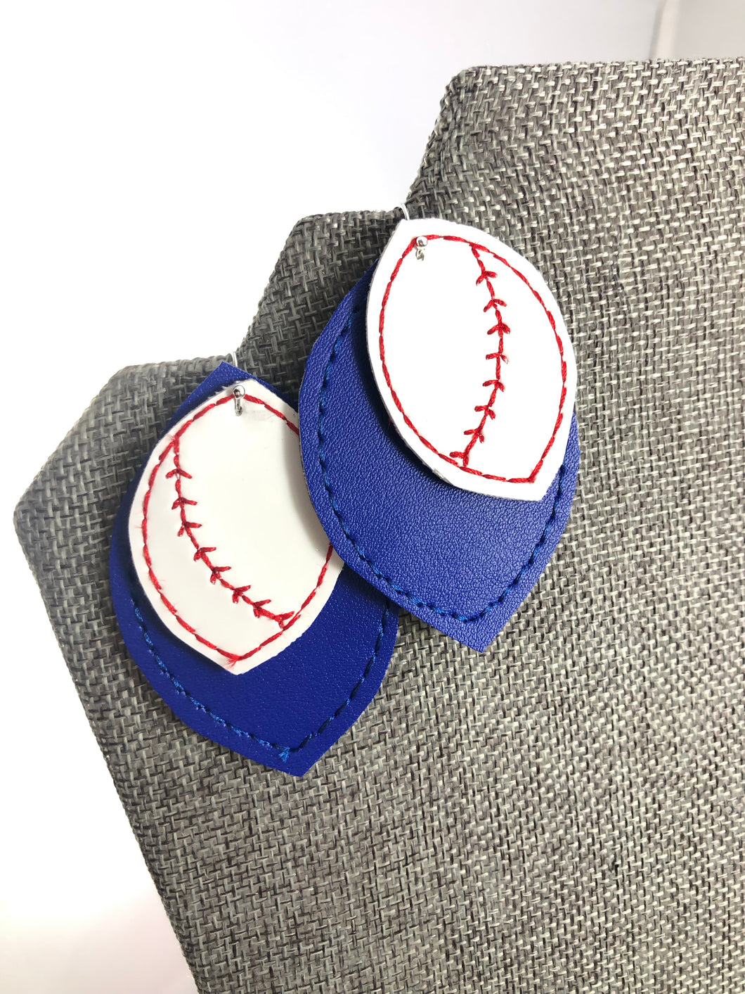 Pendientes de capas de costura de softbol de béisbol y diseño de bordado colgante para vinilo y cuero