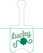 Lucky Four Leaf Clover St Patrick’s Day Hand Sanitizer Holder Snap Tab Dans le projet de broderie Hoop