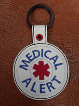 Diseño de bordado de pestaña a presión en blanco de alerta médica