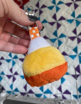 Candy Corn Fluffy Puff - Dans le motif de broderie cerceau