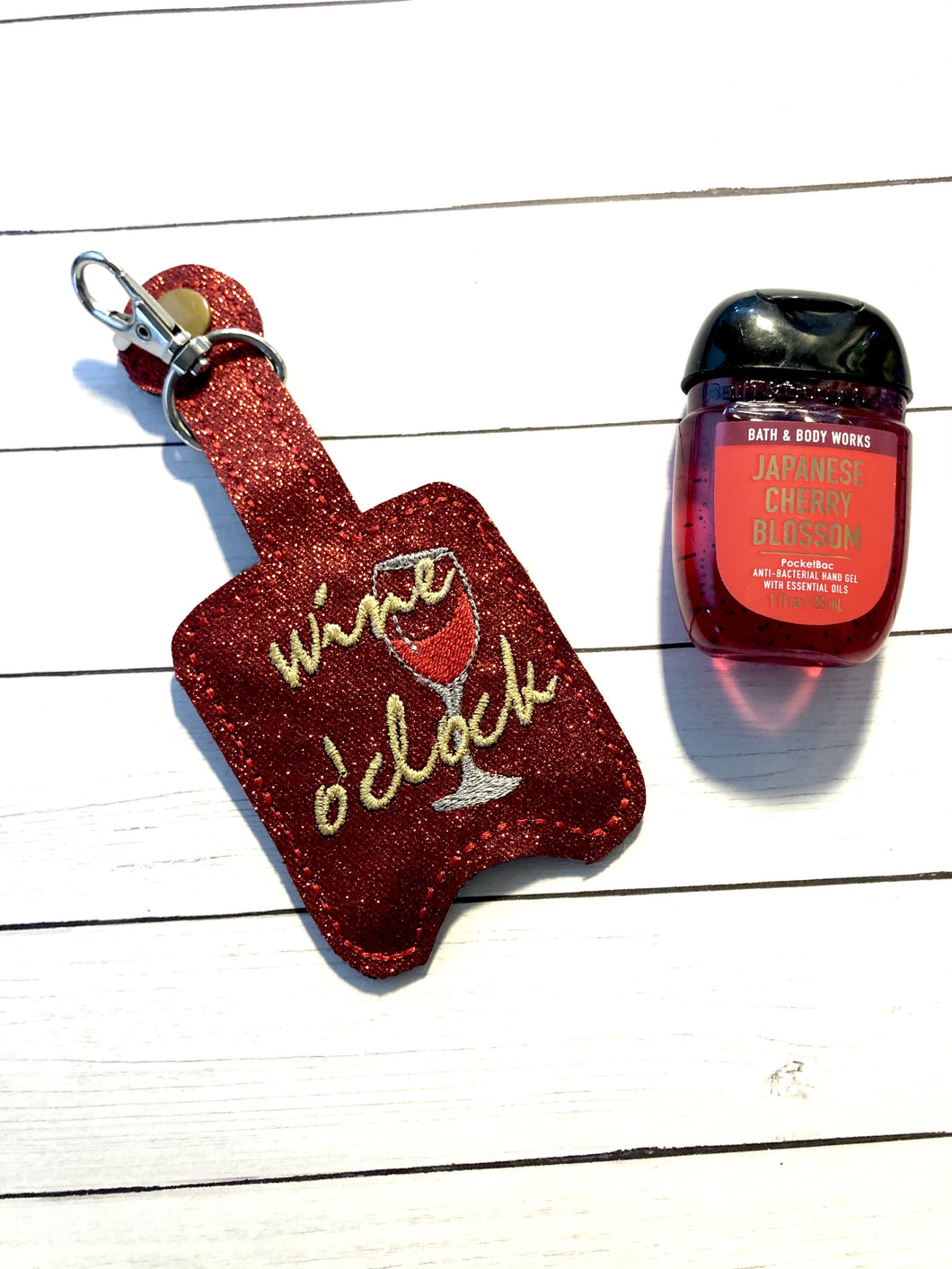 Wine O Clock Hand Sanitizer Holder Snap Tab Version Dans le projet de broderie Hoop 1 oz BBW pour cerceaux 5x7